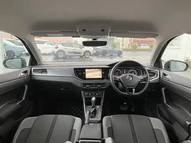 フォルクスワーゲン ポロ TSIハイライン 三重県 2018(平30)年 7.8万km 黒 ♪プリクラッシュブレーキシステム(FrontAssist)/♪アダプティブクルーズコントロール(ACC)/♪リアトラフィックアラート/♪ブラインドスポットディテクション/♪駐車支援システム(ParkAssist)/♪パークディスタンスコントロール/♪アイドリングストップ/♪メーカーナビ/・AppleCarPlay・AndroidAuto/・MirrorLink・フルセグ・Bluetooth/・DVD再生・CD録音/・USB/♪バックカメラ/♪LEDヘッドライト/♪フォグライト/♪オートライト/♪ウィンカーミラー/♪スマートキー/♪プッシュスタート/♪パドルシフト/♪サイド&カーテンエアバック/♪ビルトインETC/♪スモークフィルム