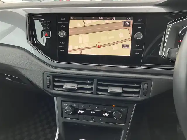 フォルクスワーゲン ポロ TSIハイライン 三重県 2018(平30)年 7.8万km 黒 ♪プリクラッシュブレーキシステム(FrontAssist)/♪アダプティブクルーズコントロール(ACC)/♪リアトラフィックアラート/♪ブラインドスポットディテクション/♪駐車支援システム(ParkAssist)/♪パークディスタンスコントロール/♪アイドリングストップ/♪メーカーナビ/・AppleCarPlay・AndroidAuto/・MirrorLink・フルセグ・Bluetooth/・DVD再生・CD録音/・USB/♪バックカメラ/♪LEDヘッドライト/♪フォグライト/♪オートライト/♪ウィンカーミラー/♪スマートキー/♪プッシュスタート/♪パドルシフト/♪サイド&カーテンエアバック/♪ビルトインETC/♪スモークフィルム