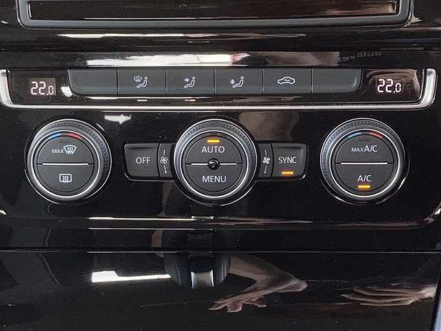 フォルクスワーゲン ゴルフ TSI ハイライン BMテクノ 東京都 2015(平27)年 1.9万km シルバー 純正ナビ/Bluetooth接続可、USB入力端子、CD、フルセグTV/レーダー探知機/ドライブレコーダー/ビルトインETC/クルーズコントロール有（追従走行有）/プリクラッシュセーフティシステム/電気パーキングブレーキ/バックカメラ/レーンキープアシスト/横滑り防止装置/オートライト/盗難防止装置/パドルシフト/W＋サイドエアバッグ/LEDヘッドライト/純正アルミホイール/純正フロアマット/MTモード付AT/アイドリングストップ/スマートキー/保証書/取扱説明書/記録簿