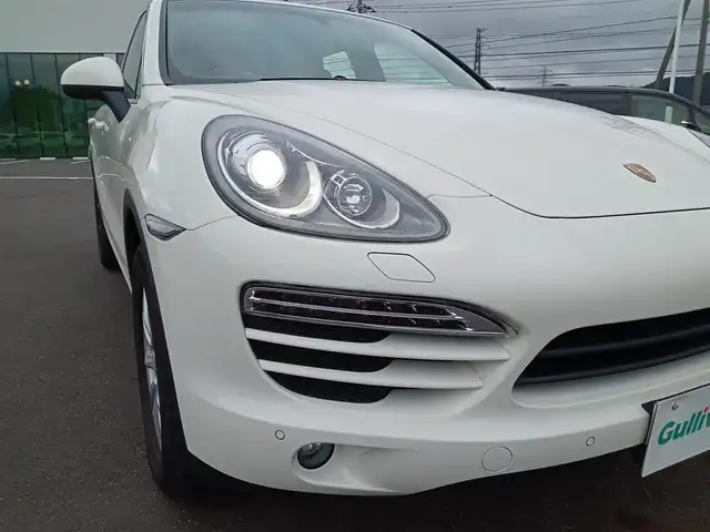 ポルシェ カイエン 福井県 2011(平23)年 1.6万km 白 ４WD/サンルーフ/クラリオンHDDナビ/フルセグテレビ/バック・サイドカメラ/クルーズコントロール/前後コーナーセンサー/横滑り防止装置/盗難防止装置/ETC/レザーシート/前席パワーシート/シートヒーター/純正フロアマット/ダブル＋サイドエアバッグ/カーテンエアバッグ/パドルシフト/キセノンヘッドライト/R・Fフォグ/オートライト/スマートキー