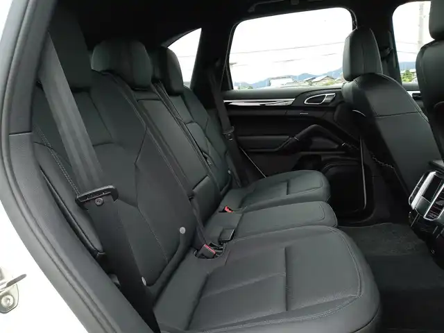 ポルシェ カイエン 福井県 2011(平23)年 1.6万km 白 ４WD/サンルーフ/クラリオンHDDナビ/フルセグテレビ/バック・サイドカメラ/クルーズコントロール/前後コーナーセンサー/横滑り防止装置/盗難防止装置/ETC/レザーシート/前席パワーシート/シートヒーター/純正フロアマット/ダブル＋サイドエアバッグ/カーテンエアバッグ/パドルシフト/キセノンヘッドライト/R・Fフォグ/オートライト/スマートキー