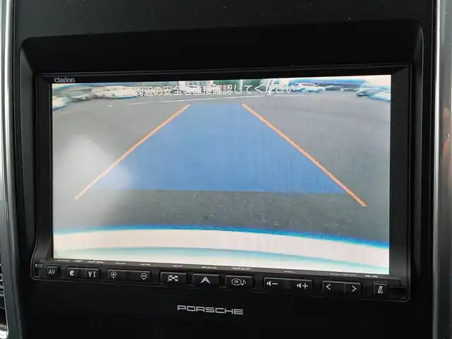 ポルシェ カイエン 福井県 2011(平23)年 1.6万km 白 ４WD/サンルーフ/クラリオンHDDナビ/フルセグテレビ/バック・サイドカメラ/クルーズコントロール/前後コーナーセンサー/横滑り防止装置/盗難防止装置/ETC/レザーシート/前席パワーシート/シートヒーター/純正フロアマット/ダブル＋サイドエアバッグ/カーテンエアバッグ/パドルシフト/キセノンヘッドライト/R・Fフォグ/オートライト/スマートキー