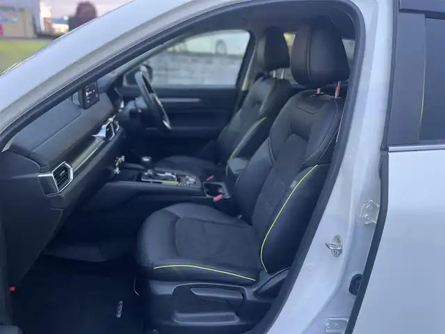 マツダ ＣＸ－５ 20S フィールドジャーニー 群馬県 2023(令5)年 3.1万km ロジウムホワイトプレミアムメタリック 純正メーカーナビTV、Bluetooth、AppleCarPlay、AndroidAuto/ワンオーナー/衝突軽減/レーンキープアシスト/ブラインドスポットモニター/コーナーセンサー/レーダークルーズコントロール/バック、サイド、フロント、全方位カメラ/アイドリングストップ/サイドエアバッグ/LEDヘッドライト/パワーシート/シートヒーター/シートメモリー/パワーバックドア/ステアリングヒーター/ETC/革巻きステアリング/電動格納ミラー/ウィンカーミラー/パドルシフト/ハーフレザーシート/純正アルミホイール/純正フロアマット/スペアキー