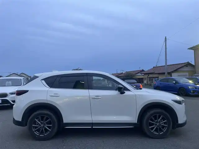 マツダ ＣＸ－５ 20S フィールドジャーニー 群馬県 2023(令5)年 3.1万km ロジウムホワイトプレミアムメタリック 純正メーカーナビTV、Bluetooth、AppleCarPlay、AndroidAuto/ワンオーナー/衝突軽減/レーンキープアシスト/ブラインドスポットモニター/コーナーセンサー/レーダークルーズコントロール/バック、サイド、フロント、全方位カメラ/アイドリングストップ/サイドエアバッグ/LEDヘッドライト/パワーシート/シートヒーター/シートメモリー/パワーバックドア/ステアリングヒーター/ETC/革巻きステアリング/電動格納ミラー/ウィンカーミラー/パドルシフト/ハーフレザーシート/純正アルミホイール/純正フロアマット/スペアキー