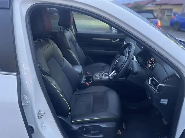 マツダ ＣＸ－５ 20S フィールドジャーニー 群馬県 2023(令5)年 3.1万km ロジウムホワイトプレミアムメタリック 純正メーカーナビTV、Bluetooth、AppleCarPlay、AndroidAuto/ワンオーナー/衝突軽減/レーンキープアシスト/ブラインドスポットモニター/コーナーセンサー/レーダークルーズコントロール/バック、サイド、フロント、全方位カメラ/アイドリングストップ/サイドエアバッグ/LEDヘッドライト/パワーシート/シートヒーター/シートメモリー/パワーバックドア/ステアリングヒーター/ETC/革巻きステアリング/電動格納ミラー/ウィンカーミラー/パドルシフト/ハーフレザーシート/純正アルミホイール/純正フロアマット/スペアキー