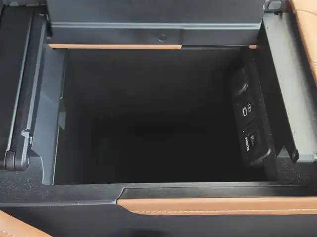 トヨタ ヴェルファイア ハイブリット Z プレミア 鹿児島県 2023(令5)年 3.5万km ブラック デジタルインナーミラー　/後席フリップダウンモニター　/ＨＤＭＩ入力端子　/トヨタセーフティセンス　/トヨタチームメイト　/ＴＶキャンセラー　/ブラウンレザーシート　/ヘッドアップディスプレイ　/ビルトインＥＴＣ２．０/全席シートヒーター/全席ベンチレーション/全席パワーシート/ステアリングヒーター/パーキングアシスト/パノラミックビューモニター/両側パワースライドドア/左右独立ムーンルーフ/前後ドライブレコーダー/レーダークルーズコントロール/ＭＴモード付きＡＴ/パドルシフト/純正アルミホイール(19インチ)/ワイヤレス充電/リヤフィルム施工/コーティング施工証明書付き/前後コーナーセンサー/プッシュスタート/スマートキー/エアバック(W+サイド)