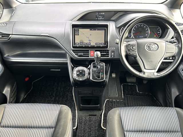 トヨタ ヴォクシー ZS 煌Ⅱ 道東・釧路十勝 2017(平29)年 11.5万km ホワイトパールクリスタルシャイン ・4WD/・純正9インチメモリナビ/（CD/DVD/BT/SD/USB）/・両側パワースライドドア/・バックカメラ/・純正12.9インチフリップダウンモニター/・モデリスタリップスポイラー/・ETC/・ドアバイザー/・アイドリングストップ/・LEDヘッドライト/・フォグランプ/・オートライト/・オートマチックハイビーム/・プッシュスタート/・スマートキー/・純正アルミホイール