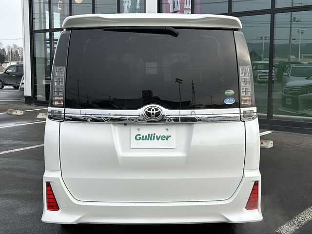 トヨタ ヴォクシー ZS 煌Ⅱ 道東・釧路十勝 2017(平29)年 11.5万km ホワイトパールクリスタルシャイン ・4WD/・純正9インチメモリナビ/（CD/DVD/BT/SD/USB）/・両側パワースライドドア/・バックカメラ/・純正12.9インチフリップダウンモニター/・モデリスタリップスポイラー/・ETC/・ドアバイザー/・アイドリングストップ/・LEDヘッドライト/・フォグランプ/・オートライト/・オートマチックハイビーム/・プッシュスタート/・スマートキー/・純正アルミホイール