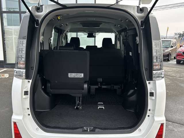 トヨタ ヴォクシー ZS 煌Ⅱ 道東・釧路十勝 2017(平29)年 11.5万km ホワイトパールクリスタルシャイン ・4WD/・純正9インチメモリナビ/（CD/DVD/BT/SD/USB）/・両側パワースライドドア/・バックカメラ/・純正12.9インチフリップダウンモニター/・モデリスタリップスポイラー/・ETC/・ドアバイザー/・アイドリングストップ/・LEDヘッドライト/・フォグランプ/・オートライト/・オートマチックハイビーム/・プッシュスタート/・スマートキー/・純正アルミホイール