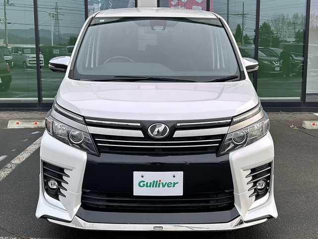 トヨタ ヴォクシー ZS 煌Ⅱ 道東・釧路十勝 2017(平29)年 11.5万km ホワイトパールクリスタルシャイン ・4WD/・純正9インチメモリナビ/（CD/DVD/BT/SD/USB）/・両側パワースライドドア/・バックカメラ/・純正12.9インチフリップダウンモニター/・モデリスタリップスポイラー/・ETC/・ドアバイザー/・アイドリングストップ/・LEDヘッドライト/・フォグランプ/・オートライト/・オートマチックハイビーム/・プッシュスタート/・スマートキー/・純正アルミホイール