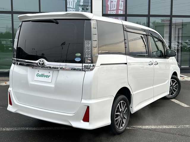 トヨタ ヴォクシー ZS 煌Ⅱ 道東・釧路十勝 2017(平29)年 11.5万km ホワイトパールクリスタルシャイン ・4WD/・純正9インチメモリナビ/（CD/DVD/BT/SD/USB）/・両側パワースライドドア/・バックカメラ/・純正12.9インチフリップダウンモニター/・モデリスタリップスポイラー/・ETC/・ドアバイザー/・アイドリングストップ/・LEDヘッドライト/・フォグランプ/・オートライト/・オートマチックハイビーム/・プッシュスタート/・スマートキー/・純正アルミホイール