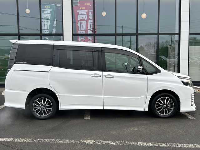 トヨタ ヴォクシー ZS 煌Ⅱ 道東・釧路十勝 2017(平29)年 11.5万km ホワイトパールクリスタルシャイン ・4WD/・純正9インチメモリナビ/（CD/DVD/BT/SD/USB）/・両側パワースライドドア/・バックカメラ/・純正12.9インチフリップダウンモニター/・モデリスタリップスポイラー/・ETC/・ドアバイザー/・アイドリングストップ/・LEDヘッドライト/・フォグランプ/・オートライト/・オートマチックハイビーム/・プッシュスタート/・スマートキー/・純正アルミホイール