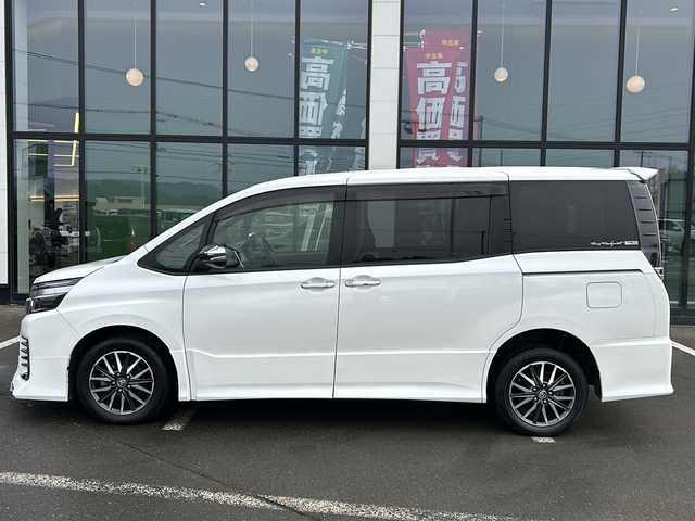 トヨタ ヴォクシー ZS 煌Ⅱ 道東・釧路十勝 2017(平29)年 11.5万km ホワイトパールクリスタルシャイン ・4WD/・純正9インチメモリナビ/（CD/DVD/BT/SD/USB）/・両側パワースライドドア/・バックカメラ/・純正12.9インチフリップダウンモニター/・モデリスタリップスポイラー/・ETC/・ドアバイザー/・アイドリングストップ/・LEDヘッドライト/・フォグランプ/・オートライト/・オートマチックハイビーム/・プッシュスタート/・スマートキー/・純正アルミホイール