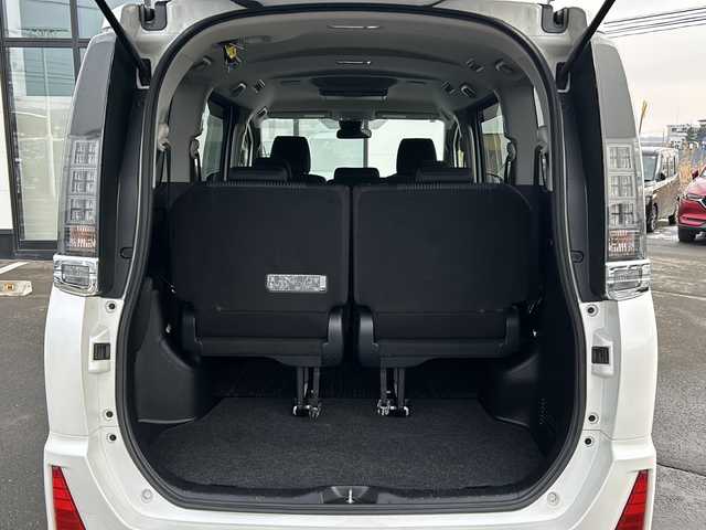 トヨタ ヴォクシー ZS 煌Ⅱ 道東・釧路十勝 2017(平29)年 11.5万km ホワイトパールクリスタルシャイン ・4WD/・純正9インチメモリナビ/（CD/DVD/BT/SD/USB）/・両側パワースライドドア/・バックカメラ/・純正12.9インチフリップダウンモニター/・モデリスタリップスポイラー/・ETC/・ドアバイザー/・アイドリングストップ/・LEDヘッドライト/・フォグランプ/・オートライト/・オートマチックハイビーム/・プッシュスタート/・スマートキー/・純正アルミホイール