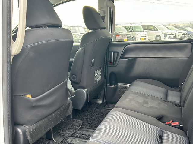 トヨタ ヴォクシー ZS 煌Ⅱ 道東・釧路十勝 2017(平29)年 11.5万km ホワイトパールクリスタルシャイン ・4WD/・純正9インチメモリナビ/（CD/DVD/BT/SD/USB）/・両側パワースライドドア/・バックカメラ/・純正12.9インチフリップダウンモニター/・モデリスタリップスポイラー/・ETC/・ドアバイザー/・アイドリングストップ/・LEDヘッドライト/・フォグランプ/・オートライト/・オートマチックハイビーム/・プッシュスタート/・スマートキー/・純正アルミホイール