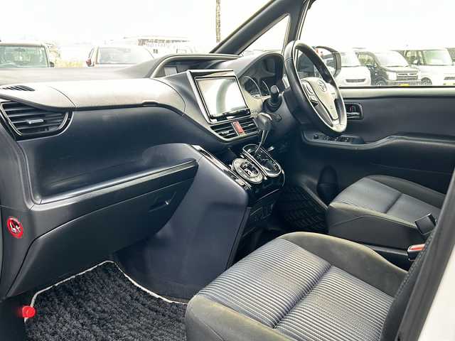 トヨタ ヴォクシー ZS 煌Ⅱ 道東・釧路十勝 2017(平29)年 11.5万km ホワイトパールクリスタルシャイン ・4WD/・純正9インチメモリナビ/（CD/DVD/BT/SD/USB）/・両側パワースライドドア/・バックカメラ/・純正12.9インチフリップダウンモニター/・モデリスタリップスポイラー/・ETC/・ドアバイザー/・アイドリングストップ/・LEDヘッドライト/・フォグランプ/・オートライト/・オートマチックハイビーム/・プッシュスタート/・スマートキー/・純正アルミホイール