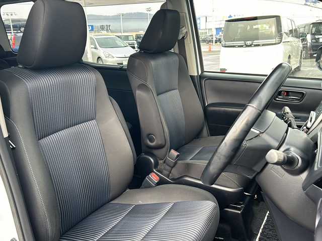 トヨタ ヴォクシー ZS 煌Ⅱ 道東・釧路十勝 2017(平29)年 11.5万km ホワイトパールクリスタルシャイン ・4WD/・純正9インチメモリナビ/（CD/DVD/BT/SD/USB）/・両側パワースライドドア/・バックカメラ/・純正12.9インチフリップダウンモニター/・モデリスタリップスポイラー/・ETC/・ドアバイザー/・アイドリングストップ/・LEDヘッドライト/・フォグランプ/・オートライト/・オートマチックハイビーム/・プッシュスタート/・スマートキー/・純正アルミホイール