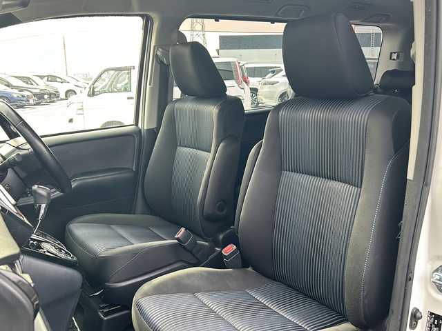 トヨタ ヴォクシー ZS 煌Ⅱ 道東・釧路十勝 2017(平29)年 11.5万km ホワイトパールクリスタルシャイン ・4WD/・純正9インチメモリナビ/（CD/DVD/BT/SD/USB）/・両側パワースライドドア/・バックカメラ/・純正12.9インチフリップダウンモニター/・モデリスタリップスポイラー/・ETC/・ドアバイザー/・アイドリングストップ/・LEDヘッドライト/・フォグランプ/・オートライト/・オートマチックハイビーム/・プッシュスタート/・スマートキー/・純正アルミホイール