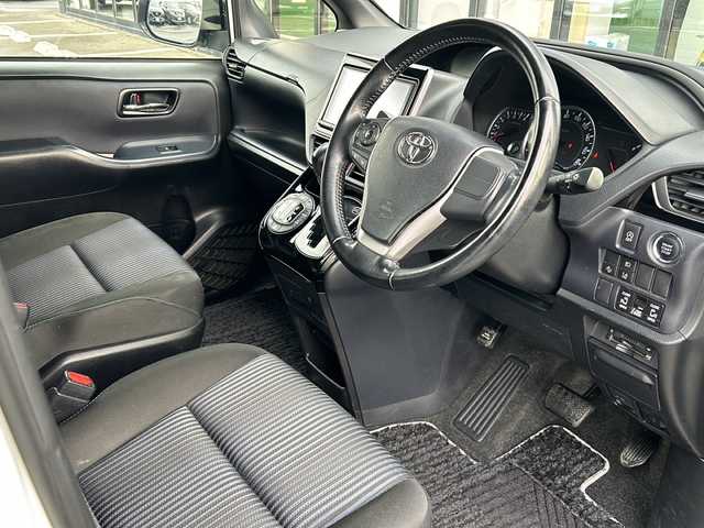 トヨタ ヴォクシー ZS 煌Ⅱ 道東・釧路十勝 2017(平29)年 11.5万km ホワイトパールクリスタルシャイン ・4WD/・純正9インチメモリナビ/（CD/DVD/BT/SD/USB）/・両側パワースライドドア/・バックカメラ/・純正12.9インチフリップダウンモニター/・モデリスタリップスポイラー/・ETC/・ドアバイザー/・アイドリングストップ/・LEDヘッドライト/・フォグランプ/・オートライト/・オートマチックハイビーム/・プッシュスタート/・スマートキー/・純正アルミホイール