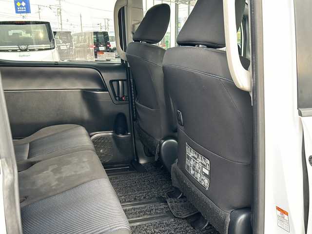 トヨタ ヴォクシー ZS 煌Ⅱ 道東・釧路十勝 2017(平29)年 11.5万km ホワイトパールクリスタルシャイン ・4WD/・純正9インチメモリナビ/（CD/DVD/BT/SD/USB）/・両側パワースライドドア/・バックカメラ/・純正12.9インチフリップダウンモニター/・モデリスタリップスポイラー/・ETC/・ドアバイザー/・アイドリングストップ/・LEDヘッドライト/・フォグランプ/・オートライト/・オートマチックハイビーム/・プッシュスタート/・スマートキー/・純正アルミホイール