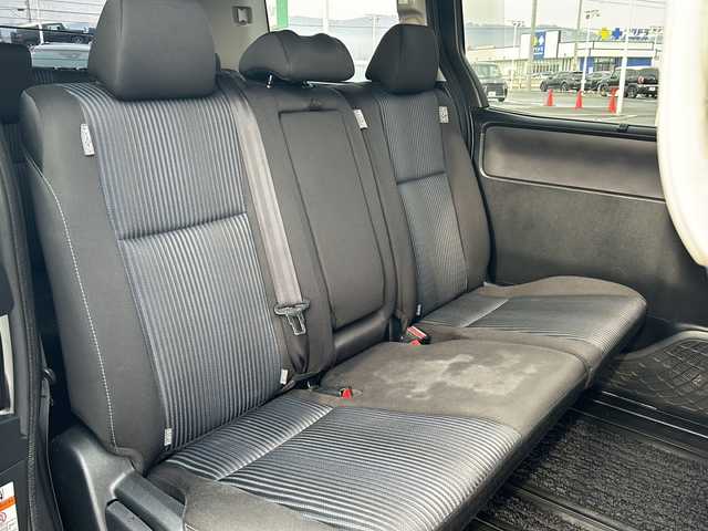 トヨタ ヴォクシー ZS 煌Ⅱ 道東・釧路十勝 2017(平29)年 11.5万km ホワイトパールクリスタルシャイン ・4WD/・純正9インチメモリナビ/（CD/DVD/BT/SD/USB）/・両側パワースライドドア/・バックカメラ/・純正12.9インチフリップダウンモニター/・モデリスタリップスポイラー/・ETC/・ドアバイザー/・アイドリングストップ/・LEDヘッドライト/・フォグランプ/・オートライト/・オートマチックハイビーム/・プッシュスタート/・スマートキー/・純正アルミホイール