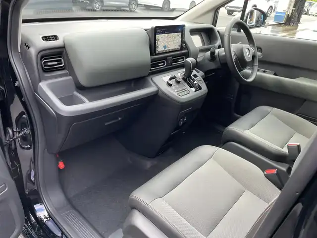 ホンダ フリード ハイブリット e:HEV クロスター 滋賀県 2025(令7)年 0.1千km クリスタルブラックパール 登録済未使用車/純正９インチナビ/(Bluetooth/フルセグTV/Apple Car Play/Android Auto)/ホンダセンシング/・アダプティブクルーズコントロール/・レーンキープアシスト/・衝突軽減ブレーキ/・路外逸脱抑制機能/・ブラインドスポットインフォメーション/・オートハイビーム/ルーフレール/両側パワースライドドア/クリアランスソナー/バックカメラ/シートヒーター/オートライト/LEDヘッドライト