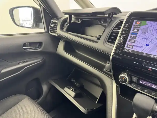 日産 セレナ ハイウェイスター Vセレクション 愛知県 2018(平30)年 9.7万km パール 純正9インチナビ　/（フルセグ／ＢＴ／ＣＤ／ＤＶＤ）　/フリップダウンモニター　/レーダークルーズコントロール　/全方位モニター　/衝突軽減システム　/コーナーセンサー　/パーキングアシスト　/レーンキープアシスト　/両側パワースライドドア　/後席サンシェード　/ドライブレコーダー/ＥＴＣ/純正AW