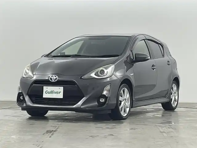 トヨタ アクア S 福島県 2015(平27)年 6.9万km グレーメタリック 社外メモリーナビゲーション/型式：AVC-RZ06/【AM/FM/CD/DVD/AUX/Bluetooth/フルセグTV】/・TVキャンセラー/・ETC/誤発進防止装置/運転席＋助手席シートヒーター/ステアリングスイッチ/LEDヘッドライト/・オートライト/・フロントフォグライト/純正16インチアルミホイール/電動格納ウィンカーミラー/ABS/横滑り防止装置/盗難防止装置/プッシュスタート/・スマートキー/取扱説明書/・保証書