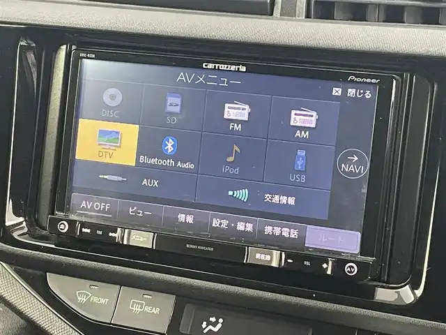 トヨタ アクア S 福島県 2015(平27)年 6.9万km グレーメタリック 社外メモリーナビゲーション/型式：AVC-RZ06/【AM/FM/CD/DVD/AUX/Bluetooth/フルセグTV】/・TVキャンセラー/・ETC/誤発進防止装置/運転席＋助手席シートヒーター/ステアリングスイッチ/LEDヘッドライト/・オートライト/・フロントフォグライト/純正16インチアルミホイール/電動格納ウィンカーミラー/ABS/横滑り防止装置/盗難防止装置/プッシュスタート/・スマートキー/取扱説明書/・保証書
