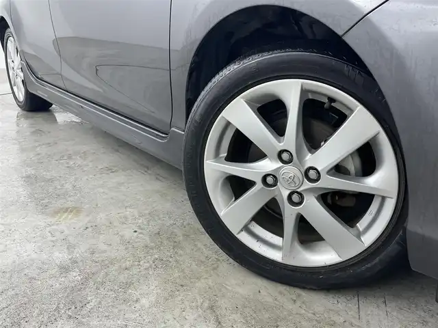 トヨタ アクア S 福島県 2015(平27)年 6.9万km グレーメタリック 社外メモリーナビゲーション/型式：AVC-RZ06/【AM/FM/CD/DVD/AUX/Bluetooth/フルセグTV】/・TVキャンセラー/・ETC/誤発進防止装置/運転席＋助手席シートヒーター/ステアリングスイッチ/LEDヘッドライト/・オートライト/・フロントフォグライト/純正16インチアルミホイール/電動格納ウィンカーミラー/ABS/横滑り防止装置/盗難防止装置/プッシュスタート/・スマートキー/取扱説明書/・保証書
