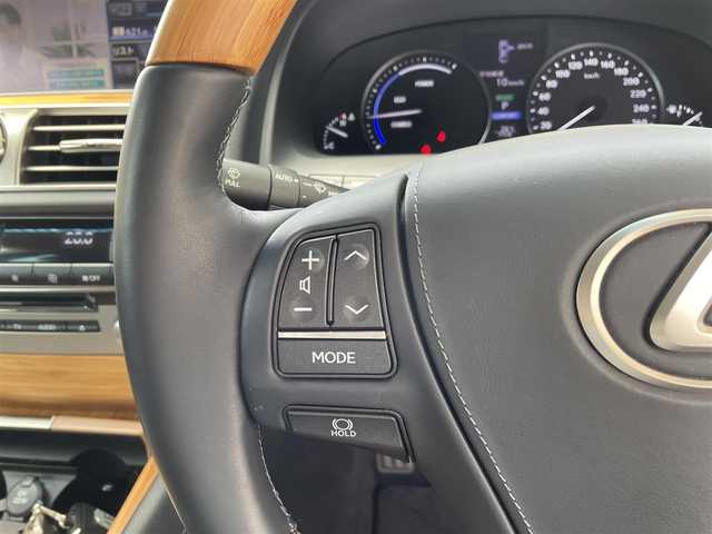 レクサス ＬＳ 600h バージョンC Iパック 三重県 2013(平25)年 2万km ホワイトパールクリスタルシャイン 登録時19639km/黒革シート/禁煙車/純正ナビ/(AM/FM/AUX/USB/ワンセグ/Bluetooth)/BSM/前席シートヒーター/前席エアシート/前席パワーシート/シートメモリ機能/ETC/ドライブレコーダー/ステアリングヒーター/クルーズコントロール/バックカメラ/オートライト/オートハイビーム/前後ソナー/オートホールドブレーキ/横滑り防止装置/電子パーキング/プッシュスタート/スマートキー×2/カードキー/リモートスタートキー