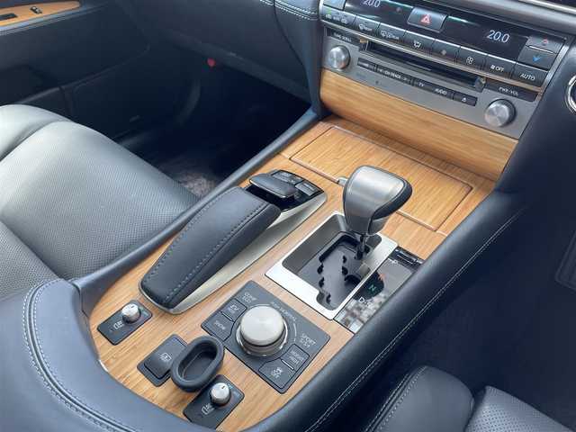 レクサス ＬＳ 600h バージョンC Iパック 三重県 2013(平25)年 2万km ホワイトパールクリスタルシャイン 登録時19639km/黒革シート/禁煙車/純正ナビ/(AM/FM/AUX/USB/ワンセグ/Bluetooth)/BSM/前席シートヒーター/前席エアシート/前席パワーシート/シートメモリ機能/ETC/ドライブレコーダー/ステアリングヒーター/クルーズコントロール/バックカメラ/オートライト/オートハイビーム/前後ソナー/オートホールドブレーキ/横滑り防止装置/電子パーキング/プッシュスタート/スマートキー×2/カードキー/リモートスタートキー