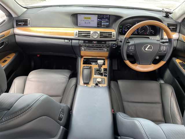 レクサス ＬＳ 600h バージョンC Iパック 三重県 2013(平25)年 2万km ホワイトパールクリスタルシャイン 登録時19639km/黒革シート/禁煙車/純正ナビ/(AM/FM/AUX/USB/ワンセグ/Bluetooth)/BSM/前席シートヒーター/前席エアシート/前席パワーシート/シートメモリ機能/ETC/ドライブレコーダー/ステアリングヒーター/クルーズコントロール/バックカメラ/オートライト/オートハイビーム/前後ソナー/オートホールドブレーキ/横滑り防止装置/電子パーキング/プッシュスタート/スマートキー×2/カードキー/リモートスタートキー