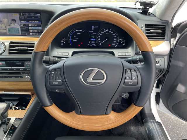 レクサス ＬＳ 600h バージョンC Iパック 三重県 2013(平25)年 2万km ホワイトパールクリスタルシャイン 登録時19639km/黒革シート/禁煙車/純正ナビ/(AM/FM/AUX/USB/ワンセグ/Bluetooth)/BSM/前席シートヒーター/前席エアシート/前席パワーシート/シートメモリ機能/ETC/ドライブレコーダー/ステアリングヒーター/クルーズコントロール/バックカメラ/オートライト/オートハイビーム/前後ソナー/オートホールドブレーキ/横滑り防止装置/電子パーキング/プッシュスタート/スマートキー×2/カードキー/リモートスタートキー