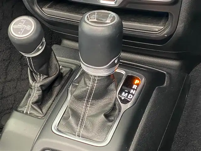 クライスラー・ジープ ジープ ラングラー アンリミテッド サハラ 岐阜県 2021(令3)年 4.3万km グラニトクリスタル ワンオーナー /ブラインドスポットモニター　/メーカー純正ナビ（フルセグ・Bluetooth・AUX・USB)　/純正ドライブレコーダー /追従式クルーズコントロール/背面タイヤ/１１５Vソケット/前席シートヒーター　/LEDヘッドライト/ETC２．０　/バックカメラ　/レザーシート/スマートキー×2/純正18インチアルミホイール/リアフォグランプ/保証書/取扱説明書