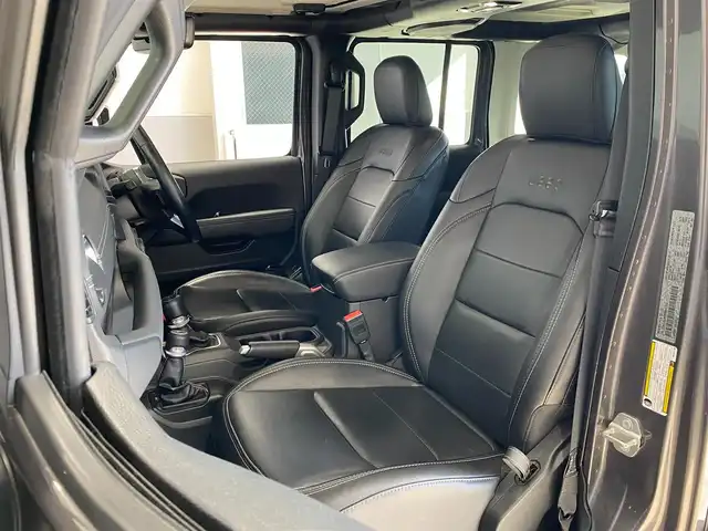 クライスラー・ジープ ジープ ラングラー アンリミテッド サハラ 岐阜県 2021(令3)年 4.3万km グラニトクリスタル ワンオーナー /ブラインドスポットモニター　/メーカー純正ナビ（フルセグ・Bluetooth・AUX・USB)　/純正ドライブレコーダー /追従式クルーズコントロール/背面タイヤ/１１５Vソケット/前席シートヒーター　/LEDヘッドライト/ETC２．０　/バックカメラ　/レザーシート/スマートキー×2/純正18インチアルミホイール/リアフォグランプ/保証書/取扱説明書