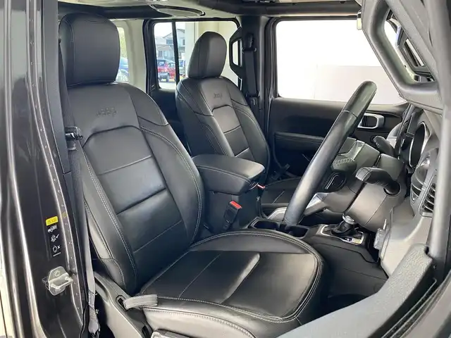 クライスラー・ジープ ジープ ラングラー アンリミテッド サハラ 岐阜県 2021(令3)年 4.3万km グラニトクリスタル ワンオーナー /ブラインドスポットモニター　/メーカー純正ナビ（フルセグ・Bluetooth・AUX・USB)　/純正ドライブレコーダー /追従式クルーズコントロール/背面タイヤ/１１５Vソケット/前席シートヒーター　/LEDヘッドライト/ETC２．０　/バックカメラ　/レザーシート/スマートキー×2/純正18インチアルミホイール/リアフォグランプ/保証書/取扱説明書