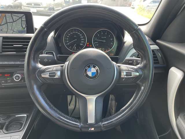 ＢＭＷ １１６ｉ Mスポーツ 福岡県 2015(平27)年 6.6万km 白 純正ナビ/Bカメラ/LEDヘッドライト/オートライト/純正17インチAW/アイドリングストップ/横滑り防止装置/コーナーセンサー/盗難防止装置/ステアリングスイッチ/スマートキー/ETC/保証書/取扱説明書