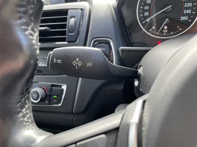 ＢＭＷ １１６ｉ Mスポーツ 福岡県 2015(平27)年 6.6万km 白 純正ナビ/Bカメラ/LEDヘッドライト/オートライト/純正17インチAW/アイドリングストップ/横滑り防止装置/コーナーセンサー/盗難防止装置/ステアリングスイッチ/スマートキー/ETC/保証書/取扱説明書