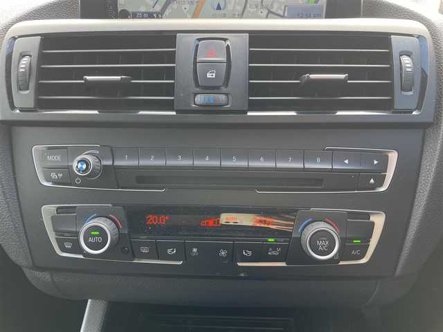 ＢＭＷ １１６ｉ Mスポーツ 福岡県 2015(平27)年 6.6万km 白 純正ナビ/Bカメラ/LEDヘッドライト/オートライト/純正17インチAW/アイドリングストップ/横滑り防止装置/コーナーセンサー/盗難防止装置/ステアリングスイッチ/スマートキー/ETC/保証書/取扱説明書