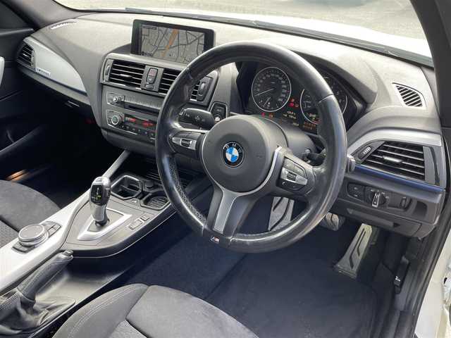 ＢＭＷ １１６ｉ Mスポーツ 福岡県 2015(平27)年 6.6万km 白 純正ナビ/Bカメラ/LEDヘッドライト/オートライト/純正17インチAW/アイドリングストップ/横滑り防止装置/コーナーセンサー/盗難防止装置/ステアリングスイッチ/スマートキー/ETC/保証書/取扱説明書