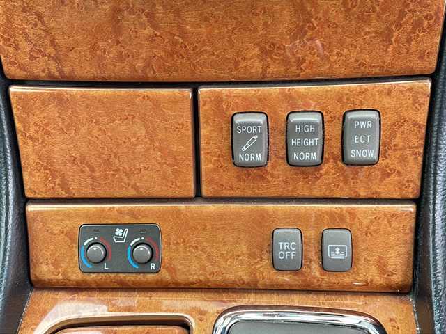 トヨタ セルシオ Cタイプ 徳島県 2002(平14)年 9.2万km 白 サンルーフ/純正フロアマット/ハーフレザーシート/前席シートヒーター/前席エアーシート/前席パワーシート/純正16インチアルミホイール/シートメモリ/純正ドアバイザー/ラジオ/DVDボイスナビゲーション/クルーズコントロール