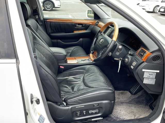 トヨタ セルシオ Cタイプ 徳島県 2002(平14)年 9.2万km 白 サンルーフ/純正フロアマット/ハーフレザーシート/前席シートヒーター/前席エアーシート/前席パワーシート/純正16インチアルミホイール/シートメモリ/純正ドアバイザー/ラジオ/DVDボイスナビゲーション/クルーズコントロール