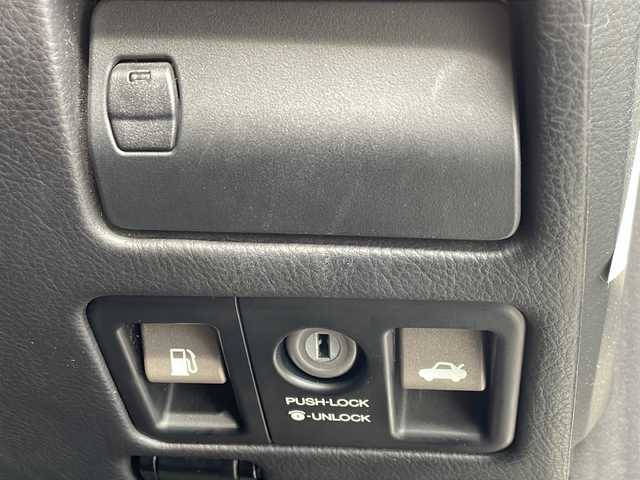 トヨタ セルシオ Cタイプ 徳島県 2002(平14)年 9.2万km 白 サンルーフ/純正フロアマット/ハーフレザーシート/前席シートヒーター/前席エアーシート/前席パワーシート/純正16インチアルミホイール/シートメモリ/純正ドアバイザー/ラジオ/DVDボイスナビゲーション/クルーズコントロール