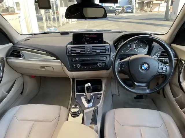 ＢＭＷ １１６ｉ ファッショニスタ 大阪府 2014(平26)年 9.4万km ミネラルホワイト 純正ナビ/　Bluetooth/CD/DVD/クルーズコントロール/レザーシート（ベージュ）/メモリ付きパワーシート/前席シートヒーター/電動リアゲート/バックカメラ/コーナーセンサー/ETC/保証書・取扱説明書