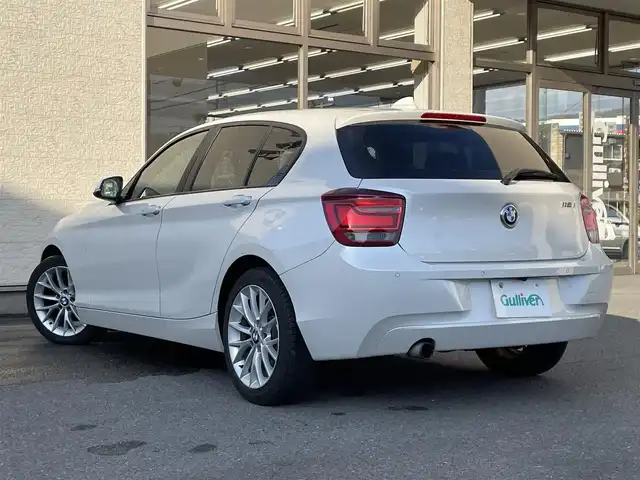 ＢＭＷ １１６ｉ ファッショニスタ 大阪府 2014(平26)年 9.4万km ミネラルホワイト 純正ナビ/　Bluetooth/CD/DVD/クルーズコントロール/レザーシート（ベージュ）/メモリ付きパワーシート/前席シートヒーター/電動リアゲート/バックカメラ/コーナーセンサー/ETC/保証書・取扱説明書