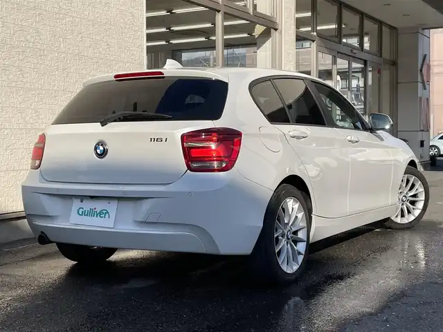 ＢＭＷ １１６ｉ ファッショニスタ 大阪府 2014(平26)年 9.4万km ミネラルホワイト 純正ナビ/　Bluetooth/CD/DVD/クルーズコントロール/レザーシート（ベージュ）/メモリ付きパワーシート/前席シートヒーター/電動リアゲート/バックカメラ/コーナーセンサー/ETC/保証書・取扱説明書