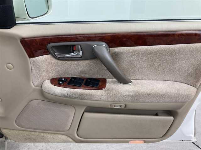 トヨタ クラウン ロイヤル ロイヤルエクストラ LTD 大分県 2003(平15)年 7.9万km ホワイトパールクリスタルシャイン/シルバーマイカM 純正オーディオ/AM/FM/CD/MD/純正16AW/D席パワーシート/ランバーサポート/オートエアコン /オートライト/電動格納ミラー/純正フロアマット/ドアバイザー