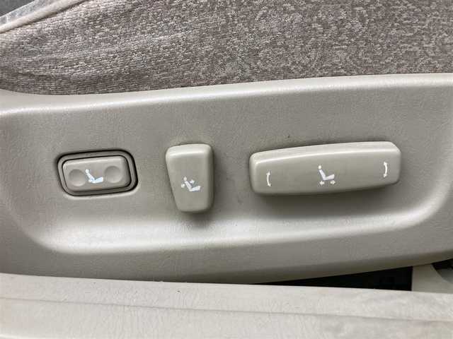 トヨタ クラウン ロイヤル ロイヤルエクストラ LTD 大分県 2003(平15)年 7.9万km ホワイトパールクリスタルシャイン/シルバーマイカM 純正オーディオ/AM/FM/CD/MD/純正16AW/D席パワーシート/ランバーサポート/オートエアコン /オートライト/電動格納ミラー/純正フロアマット/ドアバイザー