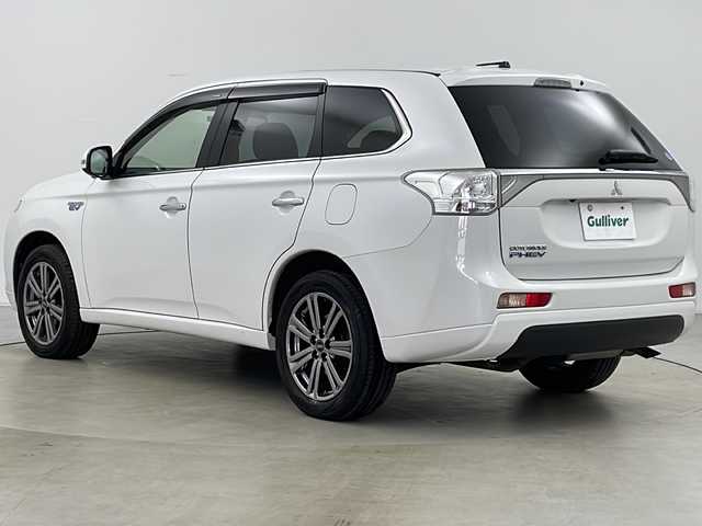 三菱 アウトランダー ＰＨＥＶ G プレミアムパッケージ 道央・札幌 2013(平25)年 3.3万km サラエボホワイト ・４ＷＤ/・純正ナビ＆ＴＶ＆ＢＴ＆ＤＶＤ＆ＣＤ/・ロックフォードサウンドシステム/・バックモニター/・寒冷地仕様/・ＦＣＭ/・ＬＤＷ/・横滑り防止装置/・レーダークルーズコントロール/・パドルシフト/・パワーバックドア/・レザーシート/・前席シートヒーター/・運転席パワーシート/・ＥＴＣ/・オートライト/・キセノンヘッドライト/・フォグランプ/・ドアミラーヒーター/・ドアミラーウィンカー/・２００Ｖ用充電ケーブル積込/・冬タイヤ社外１８インチアルミ付き積込